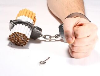 É bastante difícil deixar de fumar debido á súa poderosa adicción. 